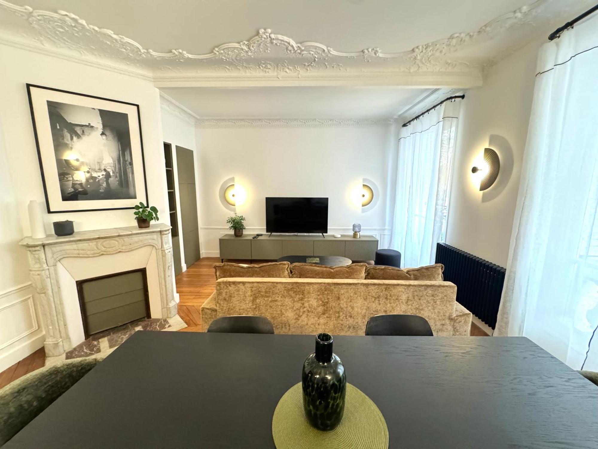 Parisian Luxury Style - Heart Of Montparnasse Apartment